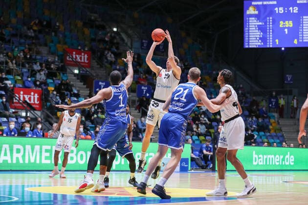 McLean Jamel, Fraport Skyliners, 1 , Susinskas Mindaugas, Niners Chemnitz, 29 ,Brenneke Lorenz, Fraport Skyliners, 21 , , GER,Basketball, BBL, Fraport Skyliners vs Niners Chemnitz,27 12 2021, Frankfurt. Copyright: xEibner-Pressefoto UlrichxScherbaumx EP_usm