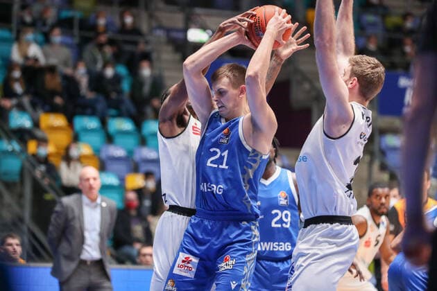 Isiaha Mike, Niners Chemnitz, 11 ,Brenneke Lorenz, Fraport Skyliners, 21 , , GER,Basketball, BBL, Fraport Skyliners vs Niners Chemnitz,27 12 2021, Frankfurt. Copyright: xEibner-Pressefoto UlrichxScherbaumx EP_usm