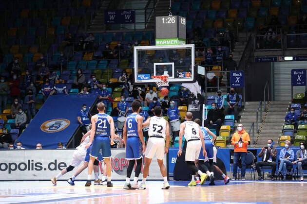 Brenneke Lorenz, Fraport Skyliners, 21 ,Schoormann Len Adam, Fraport Skyliners, 6 ,Lockett Trent, Niners Chemnitz, 52 ,Badio Brancou, Fraport Skyliners, 8 , , GER,Basketball, BBL, Fraport Skyliners vs Niners Chemnitz,27 12 2021, Frankfurt. Copyright: xEibner-Pressefoto UlrichxScherbaumx EP_usm