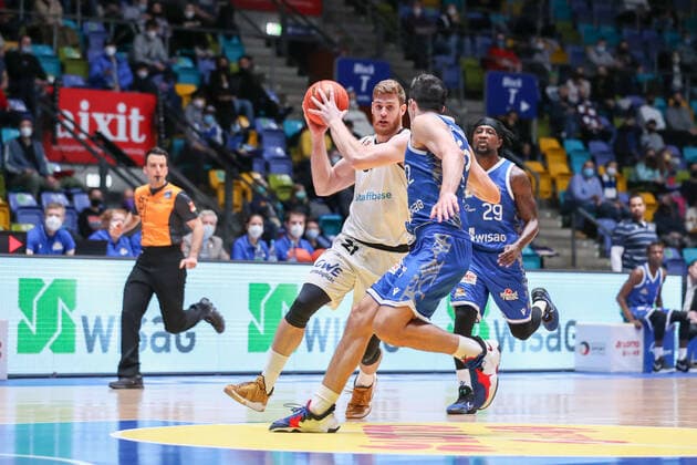 Karacic, Niners Chemnitz, 21 ,DeBisschop Brooks, Fraport Skyliners, 22 , , GER,Basketball, BBL, Fraport Skyliners vs Niners Chemnitz,27 12 2021, Frankfurt. Copyright: xEibner-Pressefoto UlrichxScherbaumx EP_usm