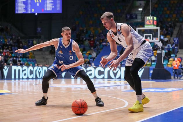 Wank Lukas, Fraport Skyliners, 0 ,Wimberg Niklas, Niners Chemnitz, 8 , , GER,Basketball, BBL, Fraport Skyliners vs. Niners Chemnitz,27 12 2021, Frankfurt Copyright: xEibner-Pressefoto UlrichxScherbaumx EP_usm