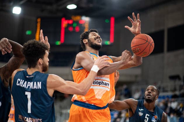 Cristiano Felicio Ratiopharm Ulm in a duel with Brekkott Chapman Academics Heidelberg , GER, MLP Academics Heidelberg vs Ratiopharm Ulm, 27 12 2021, 13 Matchday easycredit Basketball Bundesliga, Season 2021 2022 GER, MLP Academics Heidelberg vs Ratiopharm Ulm, 27 12 2021, 13 Matchday easycredit Basketball Bundesliga, Season 2021 2022 Heidelberg Copyright: xEibner MichaelxMemmlerx EP_MMR