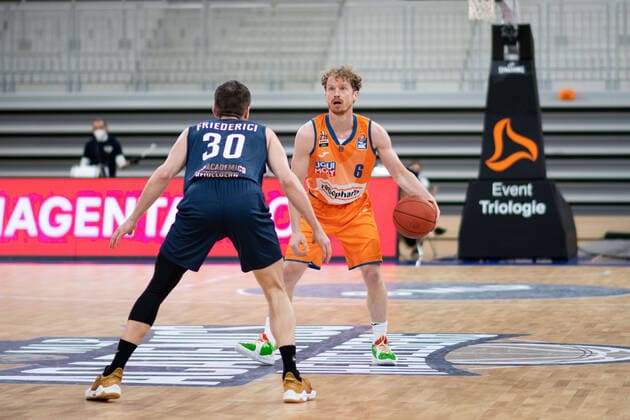 Per Guenther Ratiopharm Ulm in a duel with Leon Friederici Academics Heidelberg , GER, MLP Academics Heidelberg vs Ratiopharm Ulm, 27 12 2021, 13 Matchday easycredit Basketball Bundesliga, Season 2021 2022 GER, MLP Academics Heidelberg vs Ratiopharm Ulm, 27 12 2021, 13 Matchday easycredit Basketball Bundesliga, Season 2021 2022 Heidelberg Copyright: xEibner MichaelxMemmlerx EP_MMR