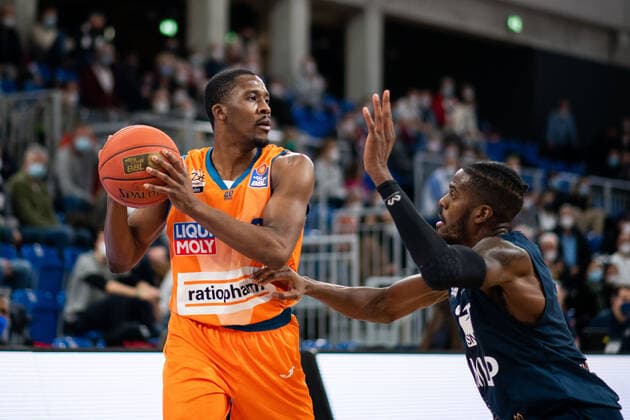 Semaj Christon Ratiopharm Ulm in duel with Shyron Ely Academics Heidelberg , GER, MLP Academics Heidelberg vs Ratiopharm Ulm, 27 12 2021, 13 Matchday easycredit Basketball Bundesliga, Season 2021 2022 GER, MLP Academics Heidelberg vs Ratiopharm Ulm, 27 12 2021, 13 Matchday easycredit Basketball Bundesliga, Season 2021 2022 Heidelberg Copyright: xEibner MichaelxMemmlerx EP_MMR