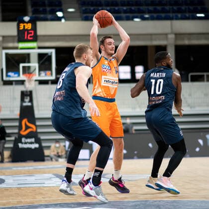 Philipp Herkenhoff Ratiopharm Ulm in a duel with Kelvin Martin Academics Heidelberg , Maximilian Ugrai Academics Heidelberg , GER, MLP Academics Heidelberg vs Ratiopharm Ulm, 27 12 2021, 13 matchday easycredit Basketball Bundesliga, season 2021 2022 GER, MLP Academics Heidelberg vs Ratiopharm Ulm, 27 12 2021, 13 matchday easycredit Basketball Bundesliga, season 2021 2022 Heidelberg Copyright: xEibner MichaelxMemmlerx EP_MMR