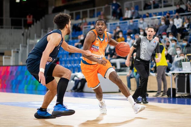 Semaj Christon Ratiopharm Ulm in a duel with Brekkott Chapman Academics Heidelberg , GER, MLP Academics Heidelberg vs Ratiopharm Ulm, 27 12 2021, 13 Matchday easycredit Basketball Bundesliga, Season 2021 2022 GER, MLP Academics Heidelberg vs Ratiopharm Ulm, 27 12 2021, 13 Matchday easycredit Basketball Bundesliga, Season 2021 2022 Heidelberg Copyright: xEibner MichaelxMemmlerx EP_MMR