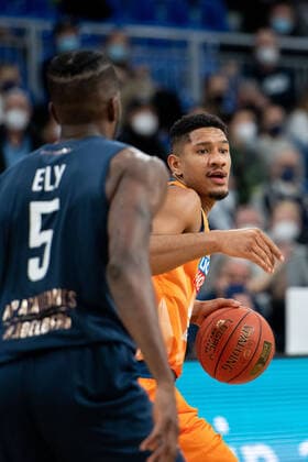 Karim Jallow Ratiopharm Ulm in a duel with Shyron Ely Academics Heidelberg , GER, MLP Academics Heidelberg vs Ratiopharm Ulm, 27 12 2021, 13 Matchday easycredit Basketball Bundesliga, Season 2021 2022 GER, MLP Academics Heidelberg vs Ratiopharm Ulm, 27 12 2021, 13 Matchday easycredit Basketball Bundesliga, Season 2021 2022 Heidelberg Copyright: xEibner MichaelxMemmlerx EP_MMR