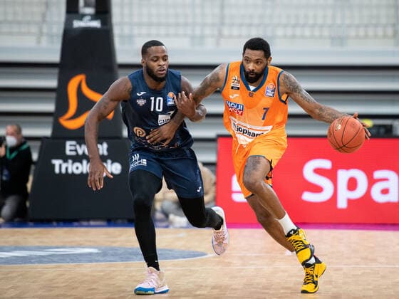 Sindarius Thornwell Ratiopharm Ulm in a duel with Kelvin Martin Academics Heidelberg , GER, MLP Academics Heidelberg vs Ratiopharm Ulm, 27 12 2021, 13 Matchday easycredit Basketball Bundesliga, Season 2021 2022 GER, MLP Academics Heidelberg vs Ratiopharm Ulm, 27 12 2021, 13 Matchday easycredit Basketball Bundesliga, Season 2021 2022 Heidelberg Copyright: xEibner MichaelxMemmlerx EP_MMR