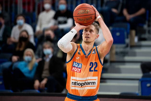 Thomas Klepeisz Ratiopharm Ulm on the ball, GER, MLP Academics Heidelberg vs Ratiopharm Ulm, 27 12 2021, 13 matchday easycredit Basketball Bundesliga, season 2021 2022 GER, MLP Academics Heidelberg vs Ratiopharm Ulm, 27 12 2021, 13 matchday easycredit Basketball Bundesliga, season 2021 2022 Heidelberg Copyright: xEibner MichaelxMemmlerx EP_MMR