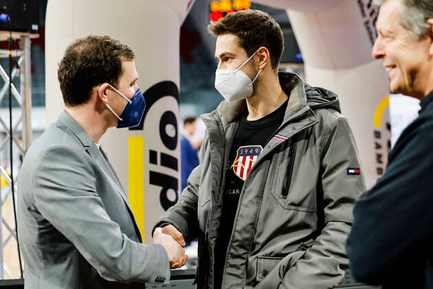 left Managing director Philipp Galewski Brose Bamberg welcomes Bamberg newcomer TomaÅ¡ Kyzlink Brose Bamberg, 77 Brose Bamberg MHP Riesen Ludwigsburg easyCredit BBL Basketball Bundesliga Saison 2021 22 Spieltag 13, 27 12 2021 Bamberg, Brose Arena Copyright: DanielxLöb