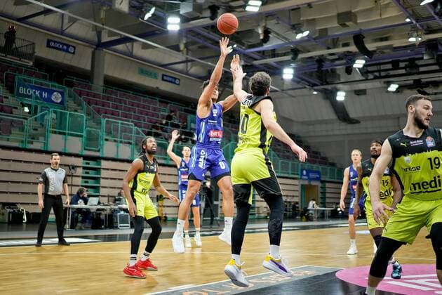 medi bayreuth ALBA Berlin , Basketball, Bundesliga, BBL, Spieltag 13, Spielzeit 2021 2022, 27 12 2021, medi bayreuth ALBA Berlin , Basketball, Bundesliga, BBL, Spieltag 13, Spielzeit 2021 2022, 27 12 2021, Foto EIBNER Thorsten Ochs Chemnitz Copyright: xEibner-Pressefoto ThorstenxOchsx EP_TOS