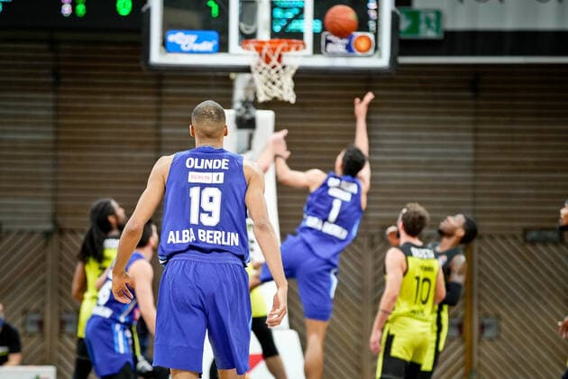 medi bayreuth ALBA Berlin , Basketball, Bundesliga, BBL, Spieltag 13, Spielzeit 2021 2022, 27 12 2021, medi bayreuth ALBA Berlin , Basketball, Bundesliga, BBL, Spieltag 13, Spielzeit 2021 2022, 27 12 2021, Foto EIBNER Thorsten Ochs Chemnitz Copyright: xEibner-Pressefoto ThorstenxOchsx EP_TOS