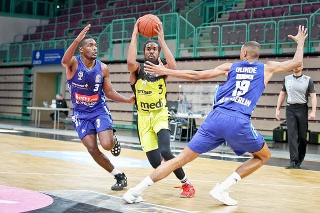 medi bayreuth ALBA Berlin , Basketball, Bundesliga, BBL, Spieltag 13, Spielzeit 2021 2022, 27 12 2021, medi bayreuth ALBA Berlin , Basketball, Bundesliga, BBL, Spieltag 13, Spielzeit 2021 2022, 27 12 2021, Foto EIBNER Thorsten Ochs Chemnitz Copyright: xEibner-Pressefoto ThorstenxOchsx EP_TOS
