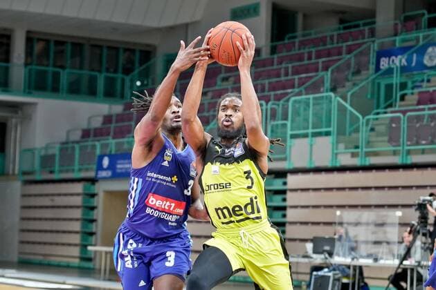 medi bayreuth ALBA Berlin , Basketball, Bundesliga, BBL, Spieltag 13, Spielzeit 2021 2022, 27 12 2021, medi bayreuth ALBA Berlin , Basketball, Bundesliga, BBL, Spieltag 13, Spielzeit 2021 2022, 27 12 2021, Foto EIBNER Thorsten Ochs Chemnitz Copyright: xEibner-Pressefoto ThorstenxOchsx EP_TOS