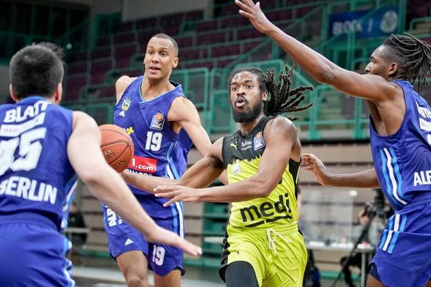 medi bayreuth ALBA Berlin , Basketball, Bundesliga, BBL, Spieltag 13, Spielzeit 2021 2022, 27 12 2021, medi bayreuth ALBA Berlin , Basketball, Bundesliga, BBL, Spieltag 13, Spielzeit 2021 2022, 27 12 2021, Foto EIBNER Thorsten Ochs Chemnitz Copyright: xEibner-Pressefoto ThorstenxOchsx EP_TOS