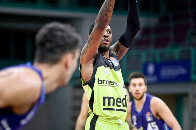 medi bayreuth ALBA Berlin , Basketball, Bundesliga, BBL, Spieltag 13, Spielzeit 2021 2022, 27 12 2021, medi bayreuth ALBA Berlin , Basketball, Bundesliga, BBL, Spieltag 13, Spielzeit 2021 2022, 27 12 2021, Foto EIBNER Thorsten Ochs Chemnitz Copyright: xEibner-Pressefoto ThorstenxOchsx EP_TOS