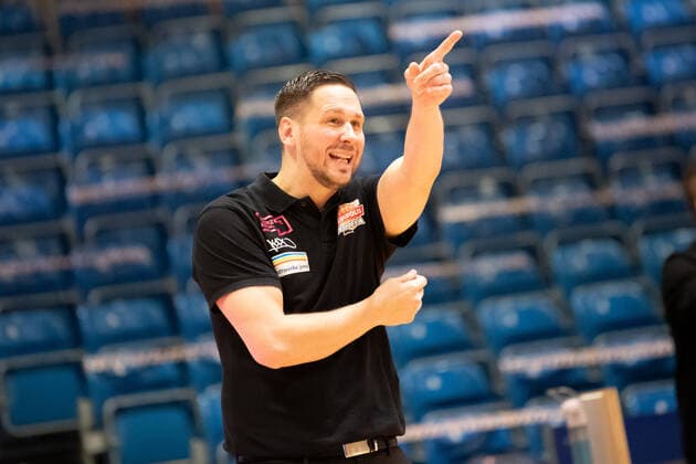 BARMER 2 Basketball Bundesliga Season 2021 2022 Matchday 16 on 27 12 21 Medipolis SC Jena vs Tigers Tübingen Coach Domenik Reinboth Jena , Portrait on the sidelines Sparkassen Arena