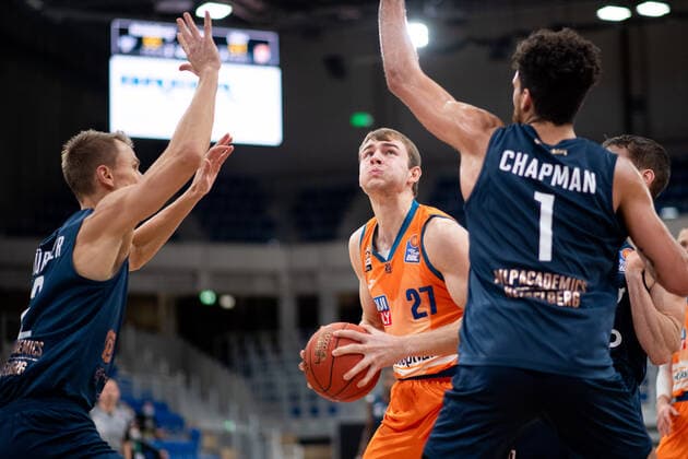 Moritz Krimmer Ratiopharm Ulm in a duel with Brekkott Chapman Academics Heidelberg , GER, MLP Academics Heidelberg vs Ratiopharm Ulm, 27 12 2021, 13 Matchday easycredit Basketball Bundesliga, Season 2021 2022 GER, MLP Academics Heidelberg vs Ratiopharm Ulm, 27 12 2021, 13 Matchday easycredit Basketball Bundesliga, Season 2021 2022 Heidelberg Copyright: xEibner MichaelxMemmlerx EP_MMR