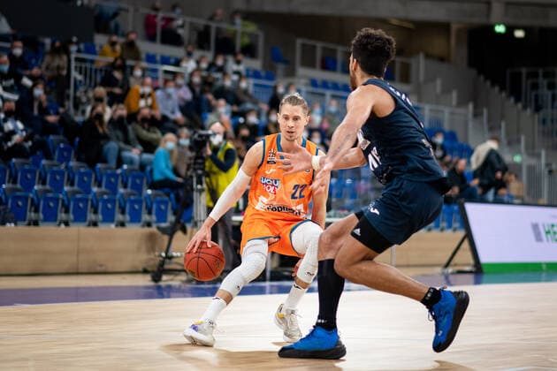 Thomas Klepeisz Ratiopharm Ulm in a duel with Brekkott Chapman Academics Heidelberg , GER, MLP Academics Heidelberg vs Ratiopharm Ulm, 27 12 2021, 13 matchday easycredit Basketball Bundesliga, season 2021 2022 GER, MLP Academics Heidelberg vs Ratiopharm Ulm, 27 12 2021, 13 matchday easycredit Basketball Bundesliga, season 2021 2022 Heidelberg Copyright: xEibner MichaelxMemmlerx EP_MMR