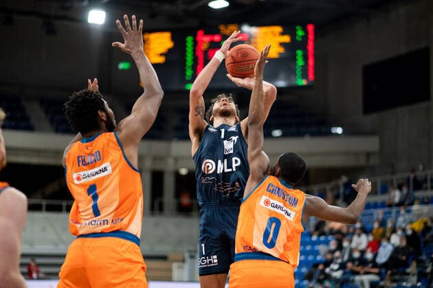 Brekkott Chapman Academics Heidelberg at the basket against Semaj Christon Ratiopharm Ulm , Cristiano Felicio Ratiopharm Ulm , GER, MLP Academics Heidelberg vs Ratiopharm Ulm, 27 12 2021, 13 Spieltag easycredit Basketball Bundesliga, Spielzeit 2021 2022 GER, MLP Academics Heidelberg vs Ratiopharm Ulm, 27 12 2021, 13 Spieltag easycredit Basketball Bundesliga, Spielzeit 2021 2022 Heidelberg Copyright: xEibner MichaelxMemmlerx EP_MMR