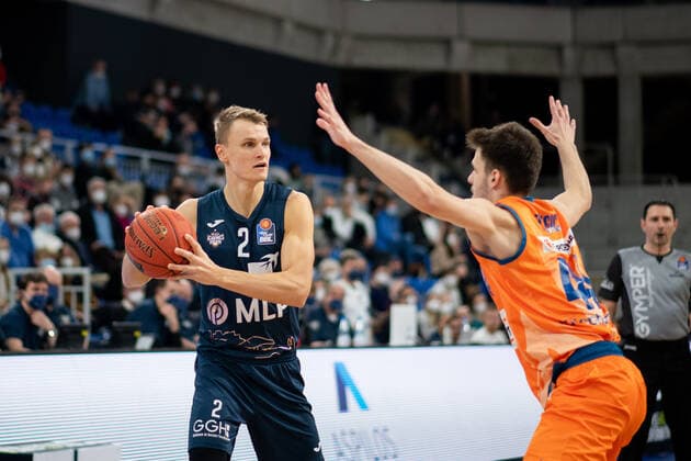 Niklas Wuerzner Academics Heidelberg on the ball in a duel with Fedor Zugic Ratiopharm Ulm , GER, MLP Academics Heidelberg vs Ratiopharm Ulm, 27 12 2021, 13 Matchday easycredit Basketball Bundesliga, Season 2021 2022 GER, MLP Academics Heidelberg vs Ratiopharm Ulm, 27 12 2021, 13 Matchday easycredit Basketball Bundesliga, Season 2021 2022 Heidelberg Copyright: xEibner MichaelxMemmlerx EP_MMR