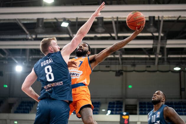 Sindarius Thornwell Ratiopharm Ulm at the basket against Maximilian Ugrai Academics Heidelberg , GER, MLP Academics Heidelberg vs Ratiopharm Ulm, 27 12 2021, 13 Matchday easycredit Basketball Bundesliga, Season 2021 2022 GER, MLP Academics Heidelberg vs Ratiopharm Ulm, 27 12 2021, 13 Matchday easycredit Basketball Bundesliga, Season 2021 2022 Heidelberg Copyright: xEibner MichaelxMemmlerx EP_MMR