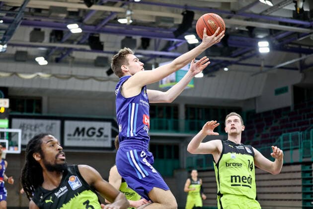 medi bayreuth ALBA Berlinl , Basketball, Bundesliga, BBL, Spieltag 13, Spielzeit 2021 2022, 27 12 2021, medi bayreuth ALBA Berlin , Basketball, Bundesliga, BBL, Spieltag 13, Spielzeit 2021 2022, 27 12 2021, Foto EIBNER Thorsten Ochs Chemnitz Copyright: xEibner-Pressefoto ThorstenxOchsx EP_TOS