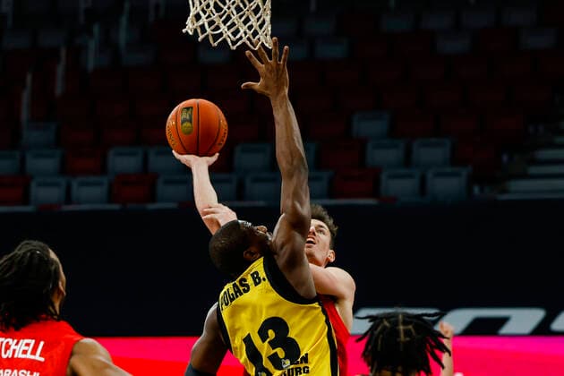 right Omar Prewitt Brose Bamberg, 04 left Yorman Polas Bartolo MHP Riesen Ludwigsburg, 13 Brose Bamberg MHP Riesen Ludwigsburg easyCredit BBL Basketball Bundesliga Saison 2021 22 Spieltag 13, 27 12 2021 Bamberg, Brose Arena Copyright: DanielxLöb