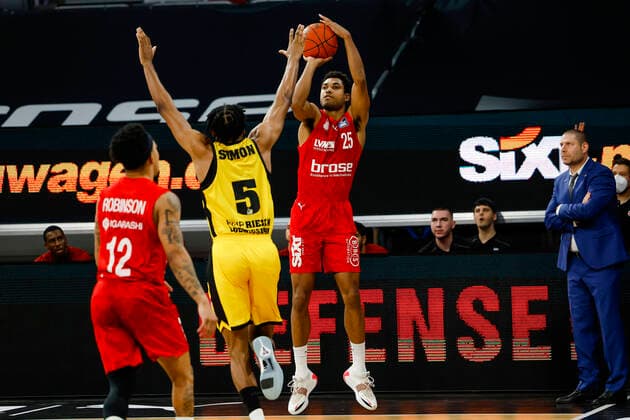 right Kenneth Ogbe Brose Bamberg, 25 left Justin Simon MHP Riesen Ludwigsburg, 05 Brose Bamberg MHP Riesen Ludwigsburg easyCredit BBL Basketball Bundesliga Saison 2021 22 Spieltag 13, 27 12 2021 Bamberg, Brose Arena Copyright: DanielxLöb