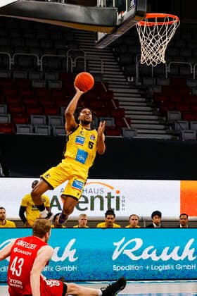 top Justin Simon MHP Riesen Ludwigsburg, 05 bottom Christian Sengfelder Brose Bamberg, 43 Brose Bamberg MHP Riesen Ludwigsburg easyCredit BBL Basketball Bundesliga Season 2021 22 Matchday 13, 27 12 2021 Bamberg, Brose Arena Photo Daniel Löb Loeb Copyright: DanielxLöb