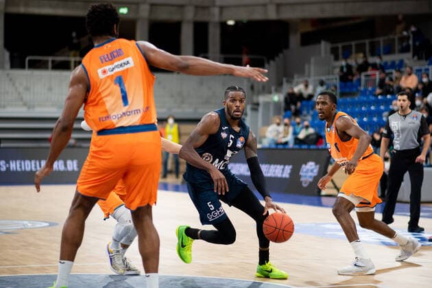 Shyron Ely Academics Heidelberg in duel with Cristiano Felicio Ratiopharm Ulm , GER, MLP Academics Heidelberg vs Ratiopharm Ulm, 27 12 2021, 13 matchday easycredit Basketball Bundesliga, season 2021 2022 GER, MLP Academics Heidelberg vs Ratiopharm Ulm, 27 12 2021, 13 matchday easycredit Basketball Bundesliga, season 2021 2022 Heidelberg Copyright: xEibner MichaelxMemmlerx EP_MMR