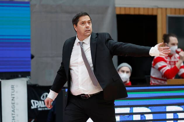 27 12 2021, Basketball, BBL, 2021, 2022, Hauptrunde, s Oliver Wuerzburg BG Goettingen, GER, Wuerzburg, s Oliver Arena Picture from left Headcoach Sasa Filipovski s Oliver Wuerzburg Copyright: HMBxMedia xHeikoxBecker
