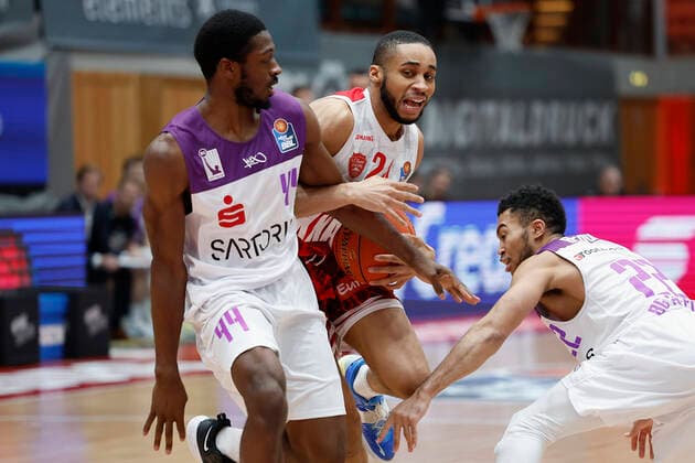 27 12 2021, Basketball, BBL, 2021, 2022, Hauptrunde, s Oliver Wuerzburg BG Goettingen, GER, Wuerzburg, s Oliver Arena Picture from left Kamar Baldwin BG Goettingen , Cameron Hunt s Oliver Wuerzburg and Stephen Brown Jr BG Goettingen. Copyright: HMBxMedia xHeikoxBecker