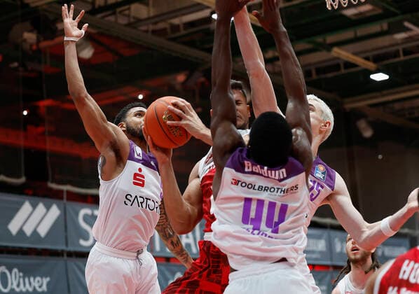 27 12 2021, Basketball, BBL, 2021, 2022, Hauptrunde, s Oliver Wuerzburg BG Goettingen, GER, Wuerzburg, s Oliver Arena Picture from left Jeff Roberson BG Goettingen , Filip Stanic s Oliver Wuerzburg , Kamar Baldwin BG Goettingen und Philipp Hartwich BG Goettingen Copyright: HMBxMedia xHeikoxBecker