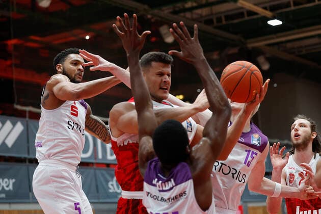 27 12 2021, Basketball, BBL, 2021, 2022, Hauptrunde, s Oliver Wuerzburg BG Goettingen, GER, Wuerzburg, s Oliver Arena Picture from left Jeff Roberson BG Goettingen , Filip Stanic s Oliver Wuerzburg , Kamar Baldwin BG Goettingen und Philipp Hartwich BG Goettingen Copyright: HMBxMedia xHeikoxBecker