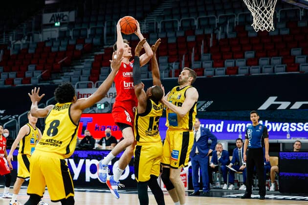 Above Omar Prewitt Brose Bamberg, 04 left James Woodard MHP Riesen Ludwigsburg, 08 right Yorman Polas Bartolo MHP Riesen Ludwigsburg, 13 Brose Bamberg MHP Riesen Ludwigsburg easyCredit BBL Basketball Bundesliga Saison 2021 22 Spieltag 13, 27 12 2021 Bamberg, Brose Arena Copyright: DanielxLöb