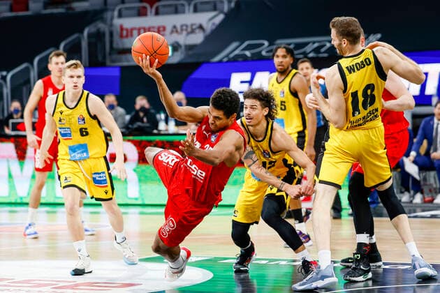 left Kenneth Ogbe Brose Bamberg, 25 right Jonah Radebaugh MHP Riesen Ludwigsburg, 12 Brose Bamberg MHP Riesen Ludwigsburg easyCredit BBL Basketball Bundesliga Saison 2021 22 Spieltag 13, 27 12 2021 Bamberg, Brose Arena Copyright: DanielxLöb