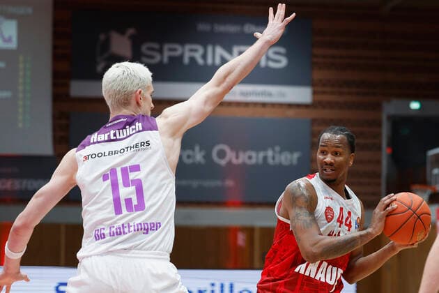 27 12 2021, Basketball, BBL, 2021, 2022, Hauptrunde, s Oliver Wuerzburg BG Goettingen, GER, Wuerzburg, s Oliver Arena Picture from left Philipp Hartwich BG Goettingen and William Buford s Oliver Wuerzburg Copyright: HMBxMedia xHeikoxBecker