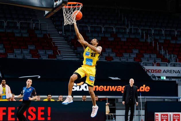 Tremmell Darden MHP Riesen Ludwigsburg, 21 Brose Bamberg MHP Riesen Ludwigsburg easyCredit BBL Basketball Bundesliga Saison 2021 22 Spieltag 13, 27 12 2021 Bamberg, Brose Arena Copyright: DanielxLöb