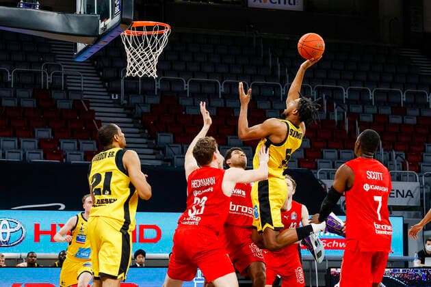 right Justin Simon MHP Riesen Ludwigsburg, 05 left Patrick Heckmann Brose Bamberg, 33 Brose Bamberg MHP Riesen Ludwigsburg easyCredit BBL Basketball Bundesliga Saison 2021 22 Spieltag 13, 27 12 2021 Bamberg, Brose Arena Copyright: DanielxLöb