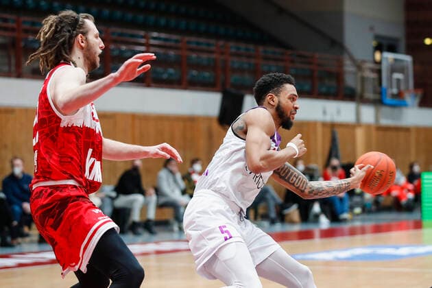GER, Wuerzburg, s Oliver Arena, 27 12 2021, emspor, emonline, despor, deonline, s Oliver Wuerzburg vs BG Goettingen, easyCredit BBL, Matchday 13 Picture v l Craig Moller s Oliver Wuerzburg vs Jeff Roberson BG Goettingen Copyright: HMBxMedia JulienxBecker
