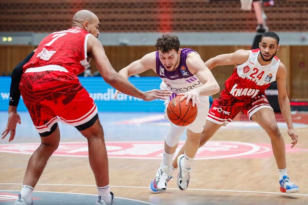 GER, Wuerzburg, s Oliver Arena, 27 12 2021, emspor, emonline, despor, deonline, s Oliver Wuerzburg vs BG Goettingen, easyCredit BBL, 13 Spieltag Picture f l Alex King s Oliver Wuerzburg , Haris Hujic BG Goettingen and Cameron Hunt s Oliver Wuerzburg Copyright: HMBxMedia JulienxBecker
