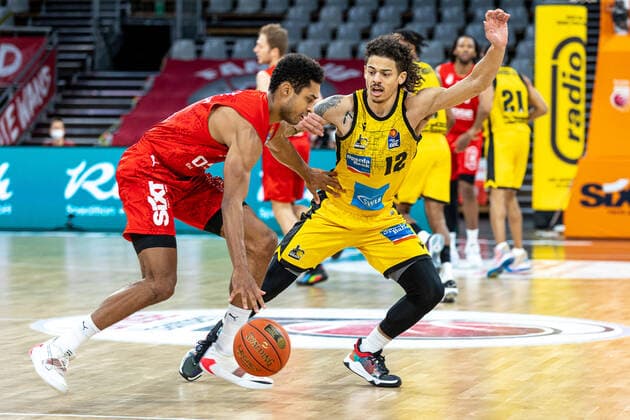 Kenneth Ogbe Brose Bamberg, 25 , Jonah Radebaugh MHP Riesen Ludwigsburg, 12 , Brose Bamberg vs MHP Riesen Ludwigsburg, Basketball, easyCredit BBL, Matchday 13, 27 12 2021 Brose Bamberg vs MHP Riesen Ludwigsburg, Basketball, easyCredit BBL, Matchday 13, 27 12 2021 Bamberg Copyright: xEIBNER GuenerxSantemizx EP_GSZ