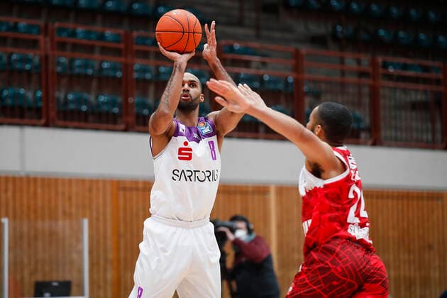 GER, Wuerzburg, s Oliver Arena, 27 12 2021, emspor, emonline, despor, deonline, s Oliver Wuerzburg vs BG Goettingen, easyCredit BBL, matchday 13 picture Akeem Vargas BG Goettingen Copyright: HMBxMedia JulienxBecker