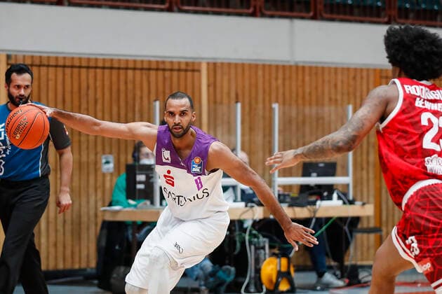 GER, Wuerzburg, s Oliver Arena, 27 12 2021, emspor, emonline, despor, deonline, s Oliver Wuerzburg vs BG Goettingen, easyCredit BBL, matchday 13 picture Akeem Vargas BG Goettingen Copyright: HMBxMedia JulienxBecker