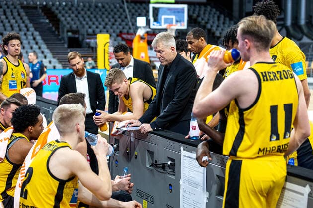 John Patrick MHP Riesen Ludwigsburg, coach , time out, Brose Bamberg vs MHP Riesen Ludwigsburg, basketball, easyCredit BBL, matchday 13, 27 12 2021 Brose Bamberg vs MHP Riesen Ludwigsburg, basketball, easyCredit BBL, matchday 13, 27 12 2021 Bamberg Copyright: xEIBNER GuenerxSantemizx EP_GSZ