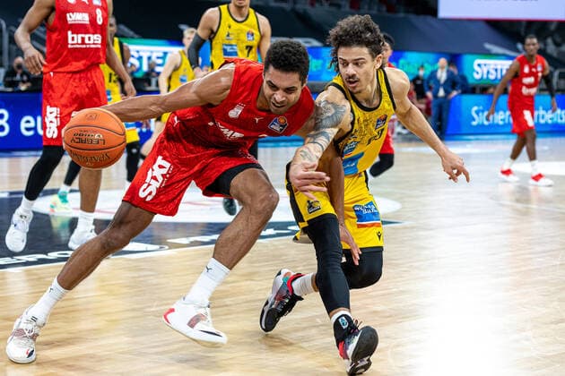 Kenneth Ogbe Brose Bamberg, 25 , Radebaugh MHP Riesen Ludwigsburg, 12 , Brose Bamberg vs MHP Riesen Ludwigsburg, Basketball, easyCredit BBL, Matchday 13, 27 12 2021 Brose Bamberg vs MHP Riesen Ludwigsburg, Basketball, easyCredit BBL, Matchday 13, 27 12 2021 Bamberg Copyright: xEIBNER GuenerxSantemizx EP_GSZ