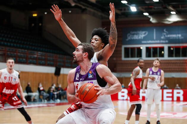 GER, Wuerzburg, s Oliver Arena, 27 12 2021, emspor, emonline, despor, deonline, s Oliver Wuerzburg vs BG Goettingen, easyCredit BBL, Matchday 13 Picture v l Harper Kamp BG Goettingen vs Desi Rodriguez s Oliver Wuerzburg Copyright: HMBxMedia JulienxBecker