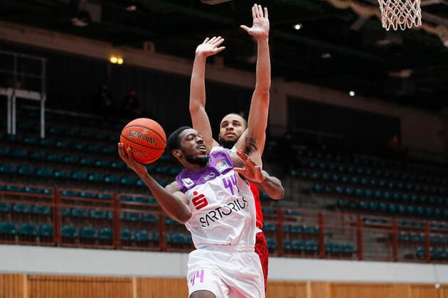 GER, Wuerzburg, s Oliver Arena, 27 12 2021, emspor, emonline, despor, deonline, s Oliver Wuerzburg vs BG Goettingen, easyCredit BBL, Matchday 13 Picture v l Kamar Baldwin BG Goettingen vs Cameron Hunt s Oliver Wuerzburg Copyright: HMBxMedia JulienxBecker