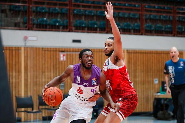 GER, Wuerzburg, s Oliver Arena, 27 12 2021, emspor, emonline, despor, deonline, s Oliver Wuerzburg vs BG Goettingen, easyCredit BBL, Matchday 13 Picture v l Kamar Baldwin BG Goettingen vs Cameron Hunt s Oliver Wuerzburg Copyright: HMBxMedia JulienxBecker